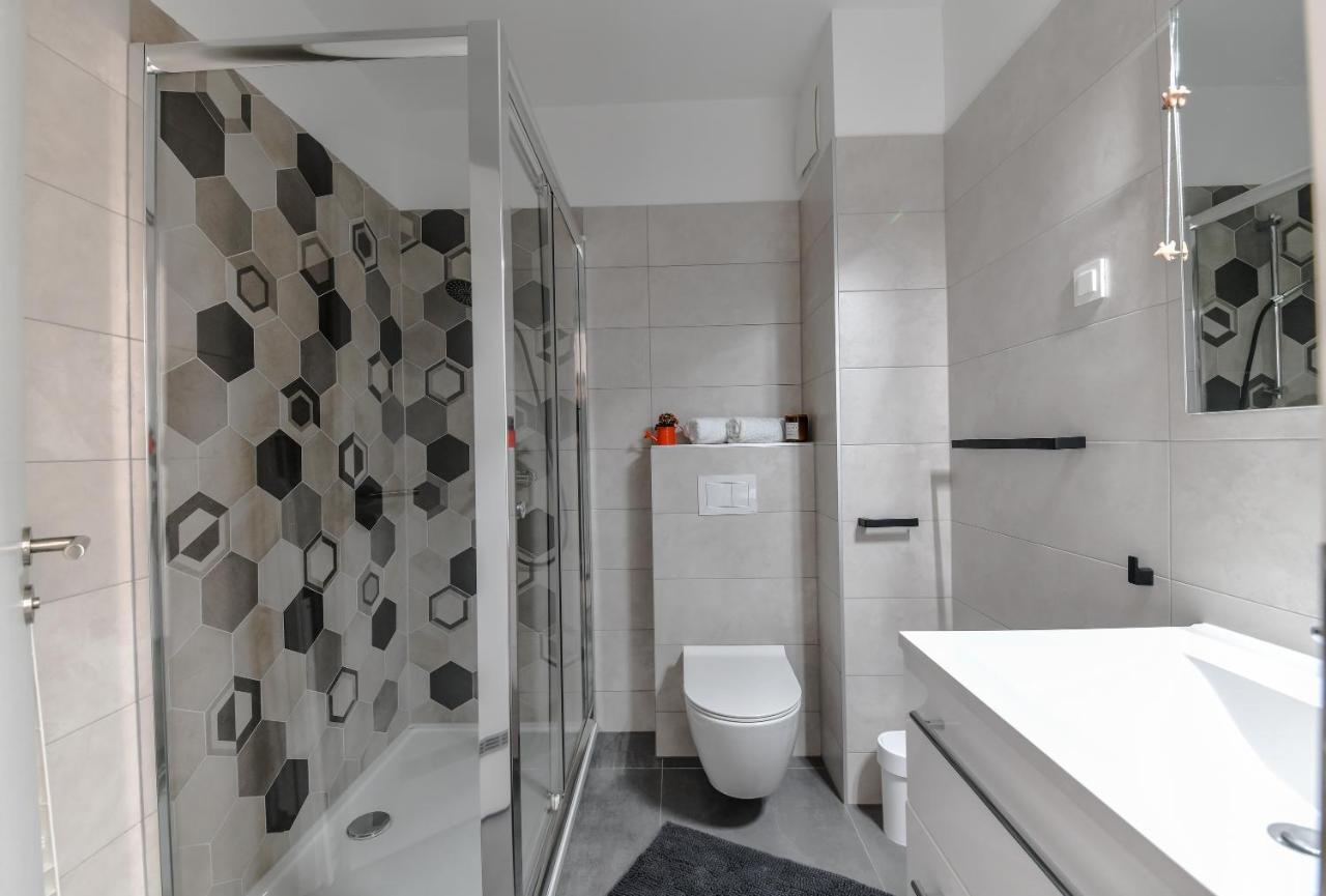Spacious Nero With Free Parking Apartment *